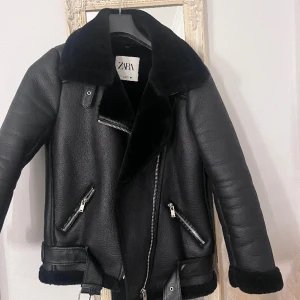 Zara jacka  - säljer denna zara jackan som jag köpt här från Plick, dock aldrig använd då det inte var min stil💞det är väldigt fint skick (lånad bild på sista)