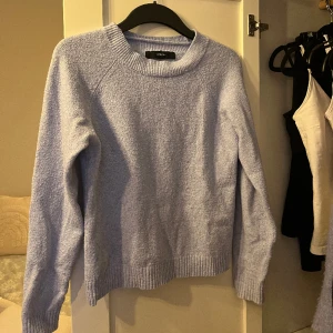 Stickad tröja - Jättefin stickad tröja från veromoda! Har en nästintill osynlig sminkfläck på ena ärmen därav priset❣️ Tryck gärna på köp nu!