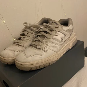 New Balance 550 - Säljer mina New Balance 550 då de inte kommer till användning längre. Jag har använt de ganska mycket därav priset 450 kr+frakt men kan diskuteras vid snabb affär!  Det är bara skriv om ni har några funderingar. 