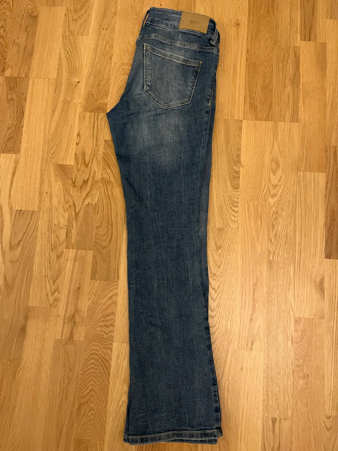 Low waist bootcut jeans.  - 90