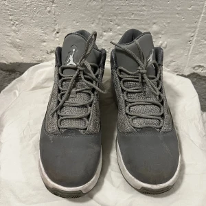 Air Jordan  - Air Jordan storlek 43. Använda ett fåtal gånger, bra skick. 