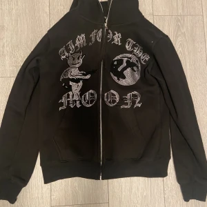 Aim for the moon (Svart) - Säljer nu min sjukt snygga aimforthemoon hoodie, perfekt för vintern samt våren.