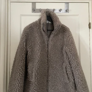 Arket jacka - Arket jacka, köpt förra året men knappast använd. Det är grå, beige brun i färgen och är jätte varm och skön