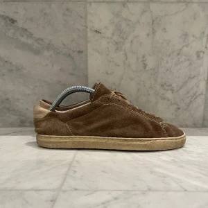 CQP Racquet sneakers - Säljer nu dessa feta C.Q.P ’Racquet’ Sneakers i 41. Skorna är använda men har fortfarande mycket att ge - Storlek: 41 men passar 42 - Nypris: 4799 kr - Hör av er vid minsta fråga eller fundering :)