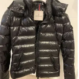 Hej jag säljer denna super snygga moncler bady . Den är i fin skick. Kvittot och dustbag finns kvar. Hör av er om ni är intresserad av att köpa.  Först till kvarn❤️