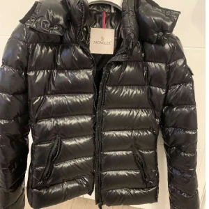 Moncler bady - Hej jag säljer denna super snygga moncler bady . Den är i fin skick. Kvittot och dustbag finns kvar. Hör av er om ni är intresserad av att köpa.  Först till kvarn❤️