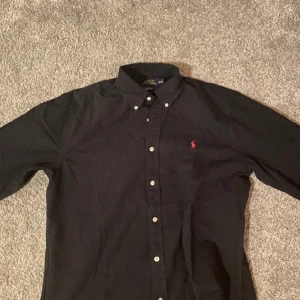 Ralph lauren skjorta - Säljer min Ralph lauren skjorta då jag inte använder den längre. Väldigt bra skick, använd få tal gånger. Kan gå ner i pris vid smidig affär. Skickar imon en dag efter köp. Bara o höra av sig om ni undrar något.