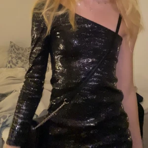 Nyårsklänning  - Paljettklänning med en ärm perfekt till nyår!   Tryck INTE på köp nu utan att kontakta mig först!!