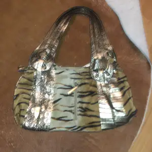 Vintage handväska tigermönster med guld detaljer. 