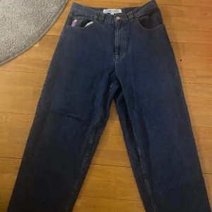 Big Boy jeans  - Polar Big Boy jeans mörkblå. Skick mycket bra använda 1 gång bara inga defekter. Storlek M. Ny pris 1300 kr. Om ni har några funderingar så är det bara att skriva 