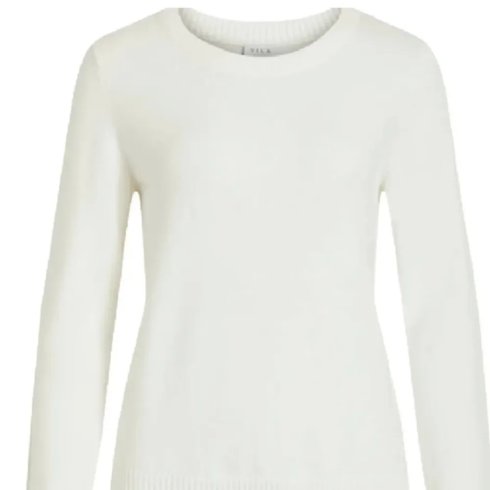 super fin vit stickad tröja som passar till allt, är i bra skick då jag inte använt den så mycket!!❤️. Tröjor & Koftor.
