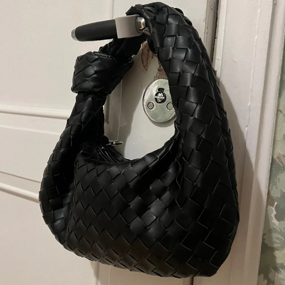 Superfin Bottega kopia som jag tyvärr inte får så mycket användning av 🤍Bra kvalité och finns inga tecken på användning! Storleken likar den lilla Bottega Veneta väskan 🥰 Nypris: ca 2000 kr. Väskor.