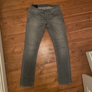Dondup Jeans ”GEORGE” - Gråa Dondup Jeans i modellen ”George” i ett mycket fint skick, knappt använda. Storlek: 33 Skriv vid frågor/funderingar! 