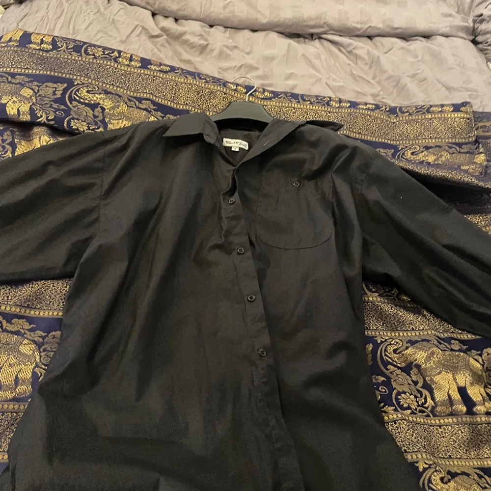 Svart Martinelli skjorta i storlek L (41/42)  Finns i södra Stockholm, köparen står för eventuell frakt.. Skjortor.