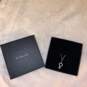 Edblad halsband - Hej! Säljer nu detta halsband från Edblad. Anledningen till att jag säljer det är för att jag endast använder guldsmycken nu för tiden😆fick det i en present men har aldrig använt det så är helt oanvänt! 