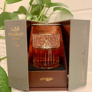 Zimaya - Sharaf blend - Extrait de parfum - 100 ml - Ny! Unisex. Orientalisk söt. En av mina favoriter i min privata samling. Och vilken presentation Helt fantastisk flaska/förpackning! Huvudnot: Muskot, Saffran, Dadlar Hjärtnot : Vanilj, Praliner, Tuberose Basnot: Tonkabönor, Benzoin, Amberwoods, My
