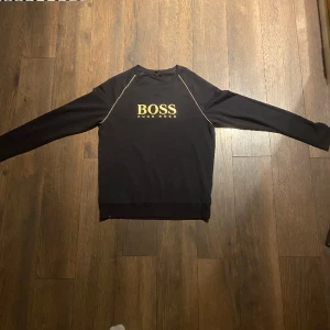 Hugo Boss tröja  - Säljer min Hugo Boss tröja då jag växt ur den. Har används ett fåtal gånger och är i väldigt bra skick.  Strl: M