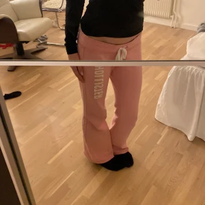 Byxor - Säljer dessa rosa Hollister byxorna!💗Dlm är inte trasiga någon stans men är lite slitna.