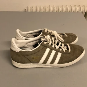Adidas Gazelle skor - Hej! Jag säljer dessa feta och efterfrågade Adidas Gazelle skorna! Storlek 39 1/3. För fler bilder eller funderingar tveka inte med att höra av er! 