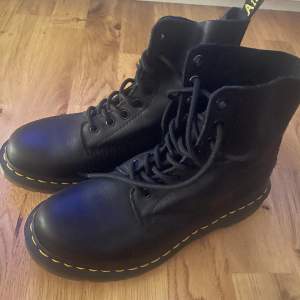 Säljer dessa doc martens i mycket bra skick, de är använda max 3 gånger. Pris går att diskutera