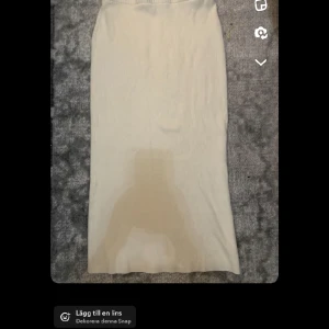 Kjol - Jättefin kjol ifårn hm med en slit på sidan. Den har inga fläckar och inga defekter. Den är typ vit/creme ish men mer åt det vita hållet. Den kostade orginellt 499 men säljer den för 320 då den inte har några problem💓den är i S men passar Xs och M