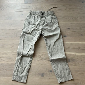 Linnebyxor från hm  - Säljer dessa sköna och snygga linnebyxor i strl xs köpt från hm. Säljer för dom är för små. Köpta för 350kr