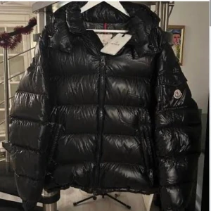 Moncler maya  - Mycket fin jacka har inte använts så mycket, Priset är sänkt för att kvittot är bort slarvat, annars är allt som det ska vid mer frågor är det bara stt skriva  Priset sänks vid snabbaffär