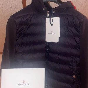 Moncler jacka - Säljer då min dåvarande moncler jacka. 6/10 skick men är fortfarande lika snygg. Den är mörkblå. Äkta.