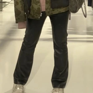 Zara skinnbyxor - Så coola ”skinn” byxor ifrån Zara