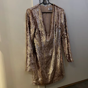 Ivy nikolina nakd paljettklänning  - Storlek 32 , paljettklänning perfekt för nyår 