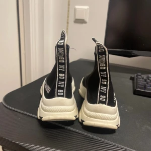 Steve madden - Steve madden skor, storlek 37. Endast använda 2-3 gånger men säljes pga för små..