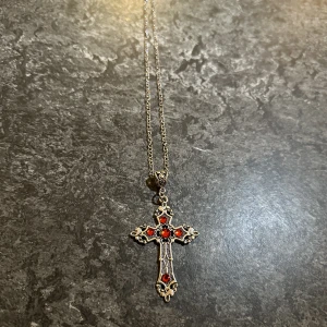 Vamp Drain Korshalsband - Skönt enkelt smycke, snyggt kors me röd sten. Funkar nice till flesta stilar. Fett cleant, kedjan är ca 48 cm men man kan ofc byta kedja till någon annan
