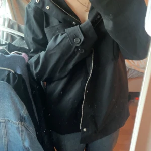 Trenchcoat från Trés bien  - Säljer min jacka från Trés bien då den tyvärr inte kommer till användning. Nypris 2000kr men säljer för 300kr