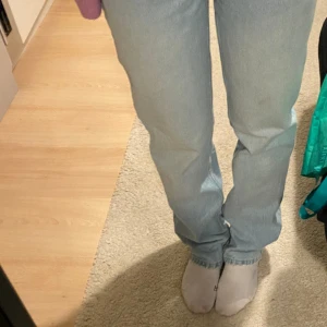 Zara jeans  - Blåa zara jeans, de går över skorna och är i storlek 34💕 De är hyfsat lågmidjade Skriv för fler bilder 