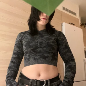 Gymshark topp - Träningströja från gymshark! Sitter som en xs. Köpt här på plick för ett år sen! Frakt ingår inte i priset!