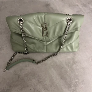 Steve Madden väska  - Jättefin Steve Madden väska. Helt ny  men har tröttnat på den. Nypris 800.