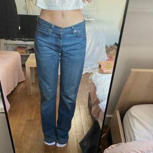 Lågmidjade Levis jeans i modellen 501, de är vintage och köpta för 90 eur här i paris!! Storlek 30/34 vilket motsvarar ett midjemått på 77cm och innerbenslängd på 89 dom är helt stört långa som ni ser på mig!! Jag är 170 för referens!!  💗