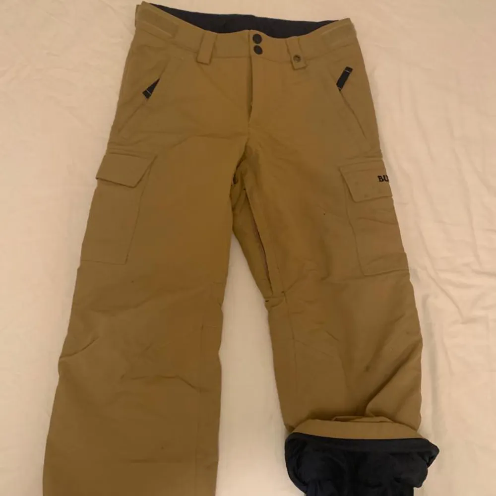 Text för plick: BURTON snowboardbyxor (10-12 år). Använda två veckor.. Jeans & Byxor.