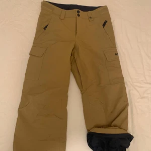Burton skid/snowboard byxor - Text för plick: BURTON snowboardbyxor (10-12 år). Använda två veckor.