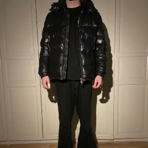 Moncler Maya - Säljer min tidigare vinterjacka i modellen ”Maya” från franska märket Moncler. Storleken är 4 i deras tabell vilket motsvarar M/L. Skicket är bra förutom en liten reva på vänster axel. Kvitto samt alla orginal tillbehör tillkommer. 