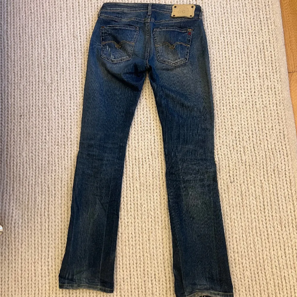 Mörkblå lågmidjade jeans från Replay!! Säljer pga för stora. Inga defekter utöver lite nedtrampade längst ner baksida. Midjemått: 77cm Innerbenslängd: 80cm. Jag är 158 cm. Skriv vid fler bilder🤍. Jeans & Byxor.