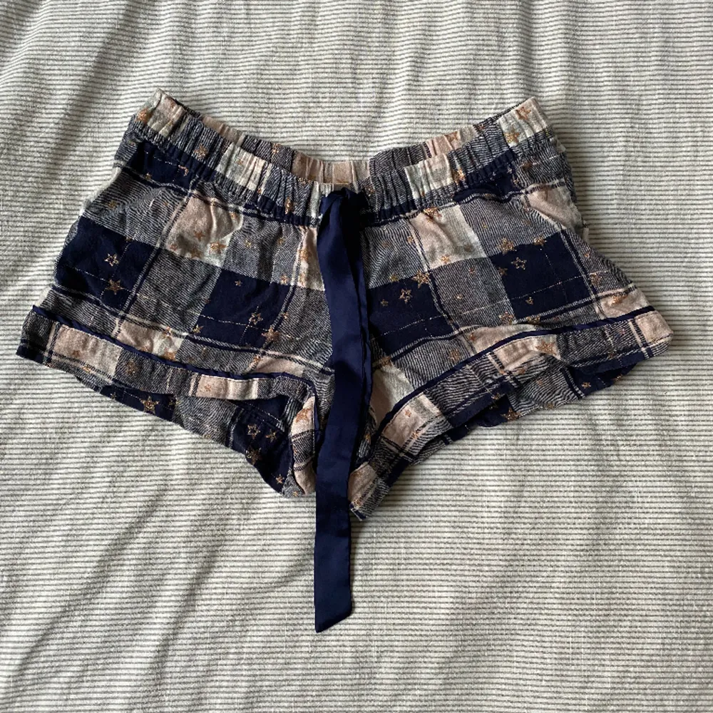 Jättefina pyjamasp shorts från Hunkemöller! Sitter jättefint i midjan och över rumpan, säljer då dom blivit för små!. Shorts.
