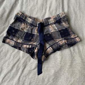 Jättefina pyjamasp shorts från Hunkemöller! Sitter jättefint i midjan och över rumpan, säljer då dom blivit för små!