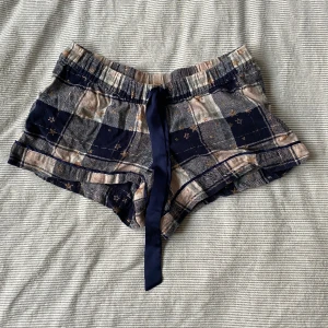 Pyjamas shorts från Hunkemöller - Jättefina pyjamasp shorts från Hunkemöller! Sitter jättefint i midjan och över rumpan, säljer då dom blivit för små!