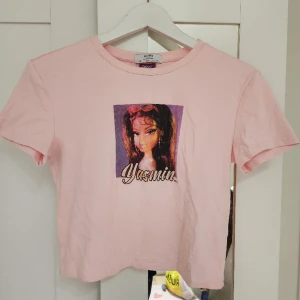 BershkaXbratz collab, rosa tröja i stl L  - Denna är en coppred t-shirt, den är liten så den är med av en M storlek men har stetch. 