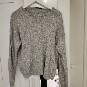 Brandy melville One size stickad tröja  - Har använts 1 gång, från brandy så den är onesize. Skulle säga att den passar upp till stl Xl 