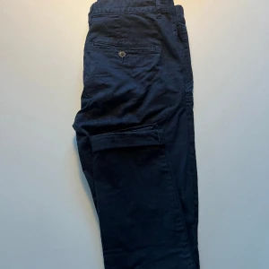 Marinblå chinos - Helt oanvända chinos från HM i marinblå