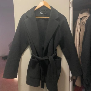 Zara jacka - Fin svart höst/vår jacka från Zara storlek S. Oanvänd. Pris kan diskuteras.