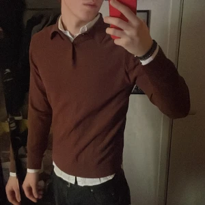 Lånärmad stickad piké. - Mörkbrun tröja från riley, skick: så gott som ny.