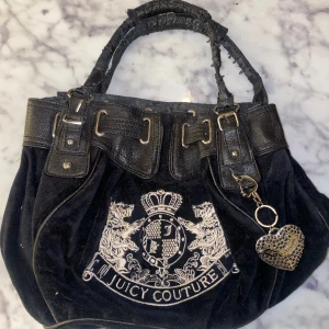 Juicy couture väska - Rymlig väska från Juicy Couture  Väldigt slitna handtag samt sliten inuti I övrigt väldigt fin och unik väska som är svår att få tag på 💕